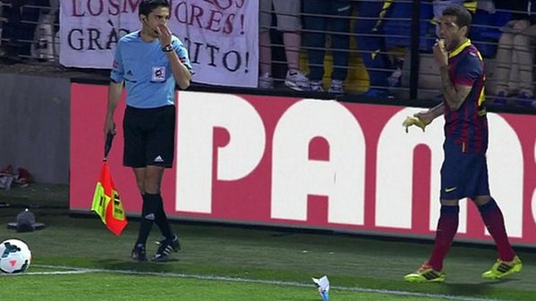 Daniel Alves ăn chuối trên sân đấu