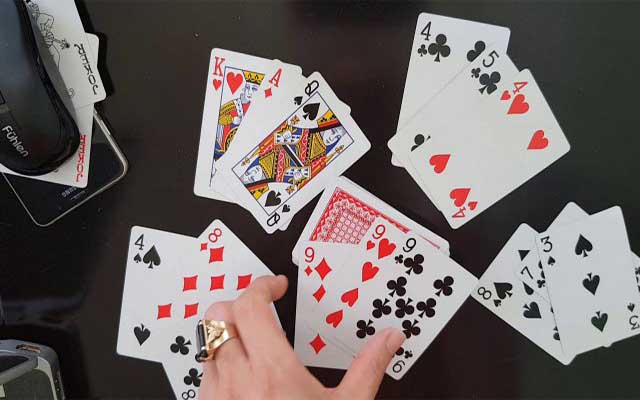 Chưng bài là kỹ thuật phổ biến khi chơi bài catte