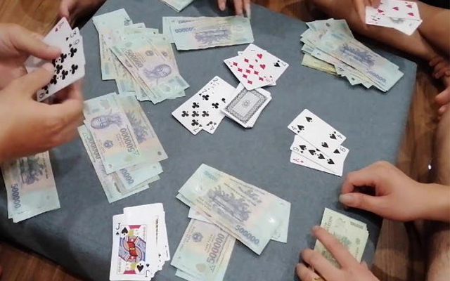 Người chơi sẽ tiến hành đặt cược và sau đó sẽ được chia 3 lá bài