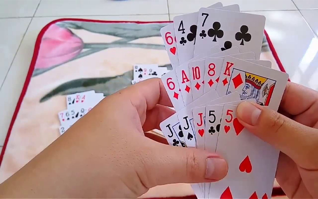 Người chơi sẽ xếp bài theo 3 chi với số lá bài lần lượt là 5-5-3