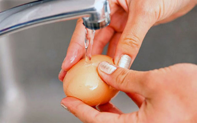 Rửa trứng sạch sẽ trước khi cúng là quan trọng
