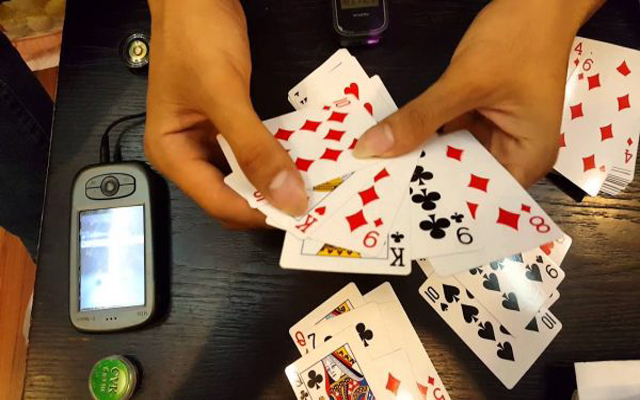 Thông thường mỗi người chơi sẽ được chia 6 lá bài