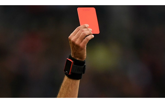 Tìm hiểu thẻ đỏ phạt bao nhiêu tiền trong bóng đá 